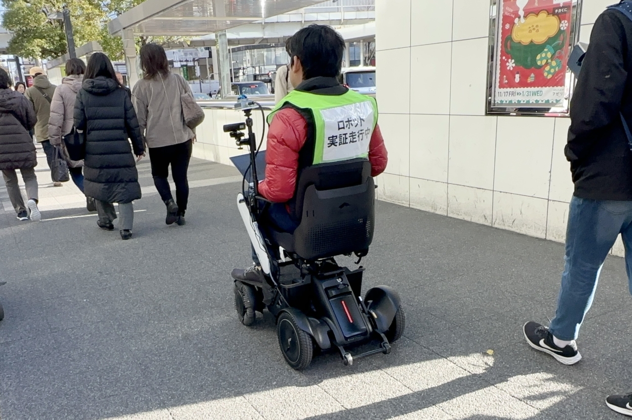 JR川崎駅周辺で多様な3次元点群データを自動配送ロボットの走行に活用するための実証を行いました。
