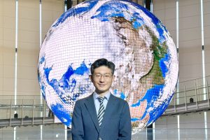 街の風景に溶け込む、スーツケース型の視覚障害者向け誘導ロボット「AIスーツケース」を開発する日本科学未来館