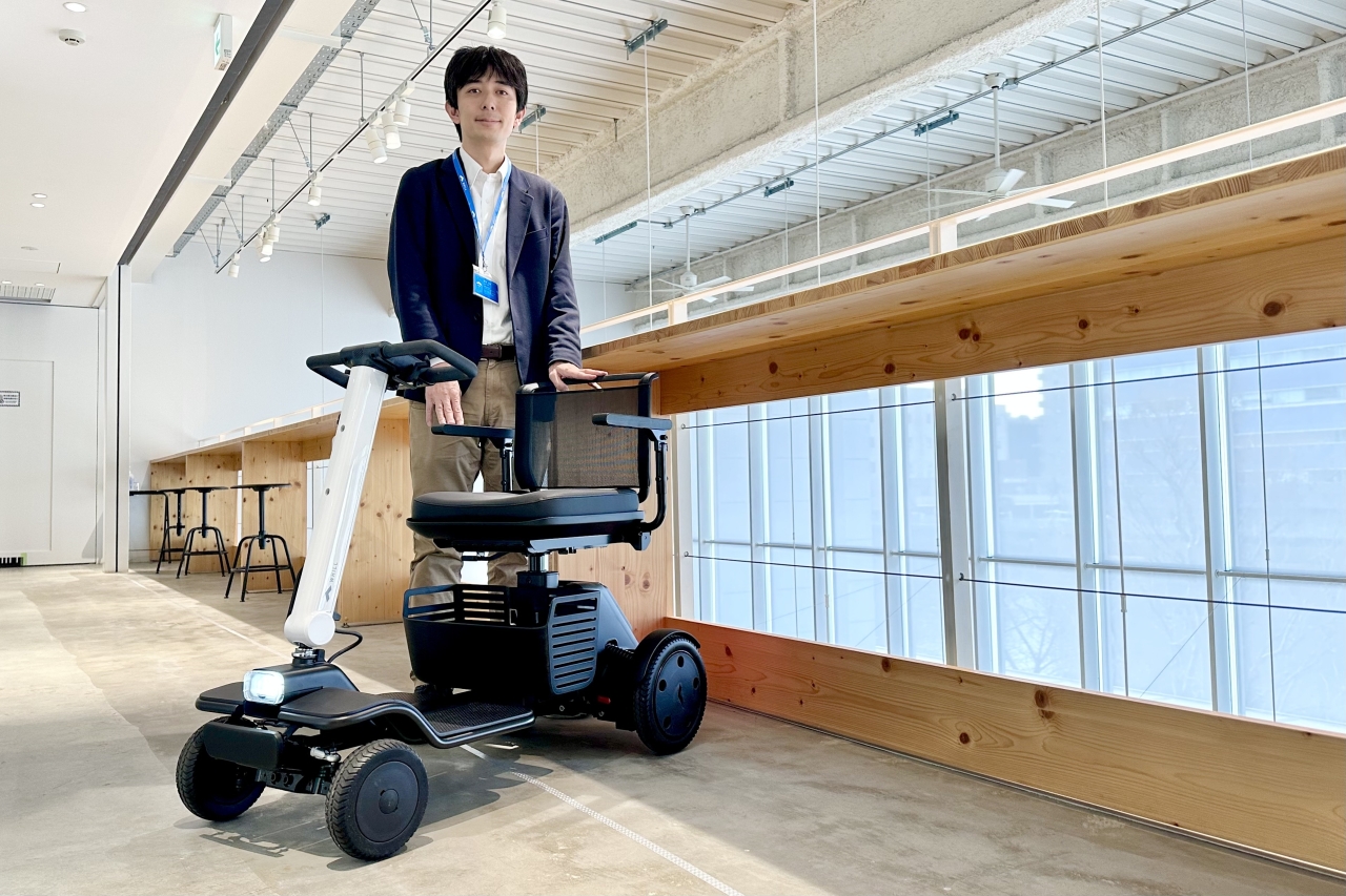 空港や観光地で急拡大する近距離モビリティ「WHILL(ウィル)」。つい乗りたくなる、旅行や買い物を自由に満喫するためのツール